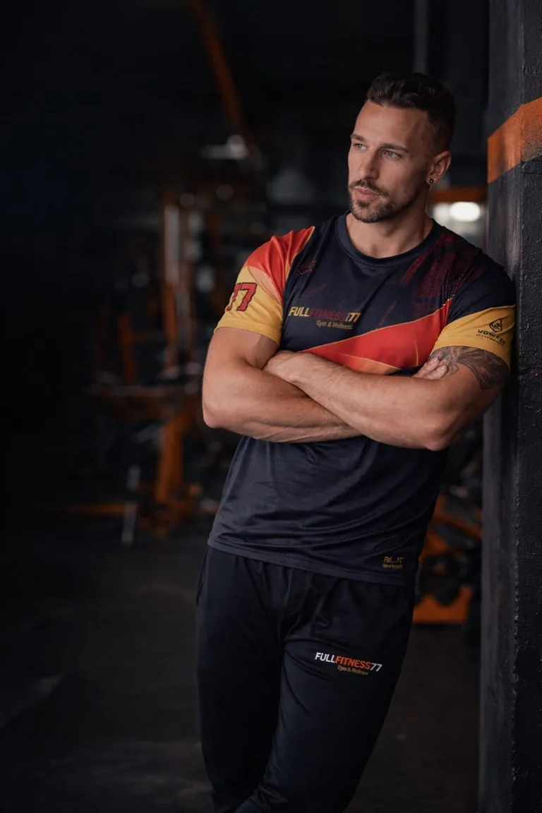 FullFitness77: instructor en sala con branding y equipamiento