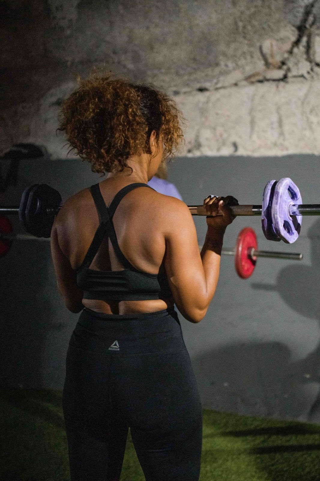 Fuerza en exterior: Barra y trabajo de fuerza en la zona exterior del centro. Gimnasio FullFitness77 en Adeje, Tenerife Sur.