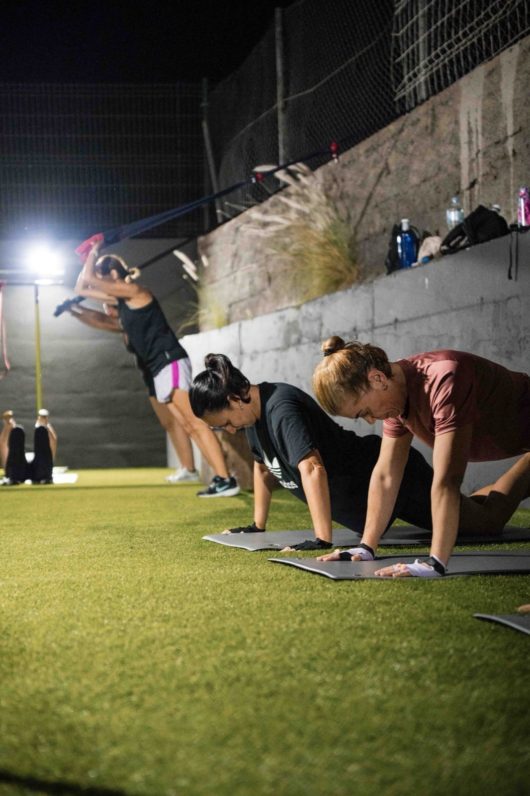 Funcional al aire libre: Clase de funcional sobre césped, al fresco de la tarde. Gimnasio FullFitness77 en Adeje, Tenerife Sur.