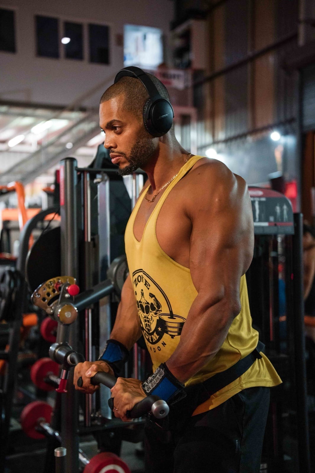 Curl de bíceps: Trabajo de brazo con mancuernas en la sala de pesas. Gimnasio FullFitness77 en Adeje, Tenerife Sur.
