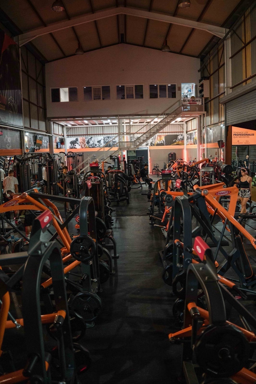 La nave al completo: Vista general de FullFitness77 en Av. de Ayyo, 10 (Adeje). Gimnasio FullFitness77 en Adeje, Tenerife Sur.